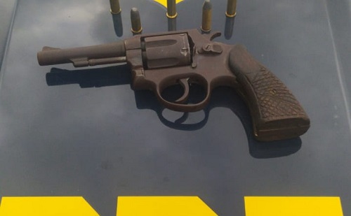idoso-e-preso-com-revolver